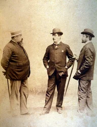 ジャコモプッチーニ（1858-1924）、中央に彼の台本作家、ジュゼッペジャコサ（左）とルイージイリカ（右）。